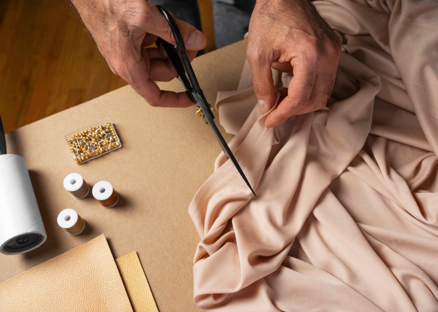 Un homme confectionne un caftan marocain depuis son atelier de couture.