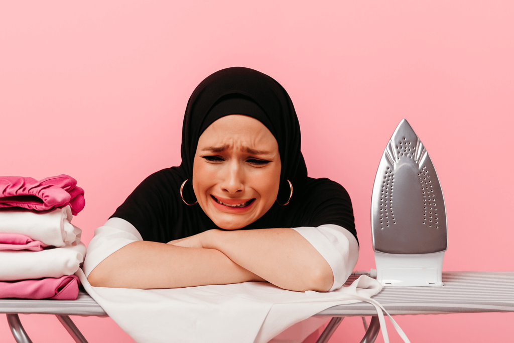 Une jeune femme musulmane pleure car elle ne sait comment porter un caftan.