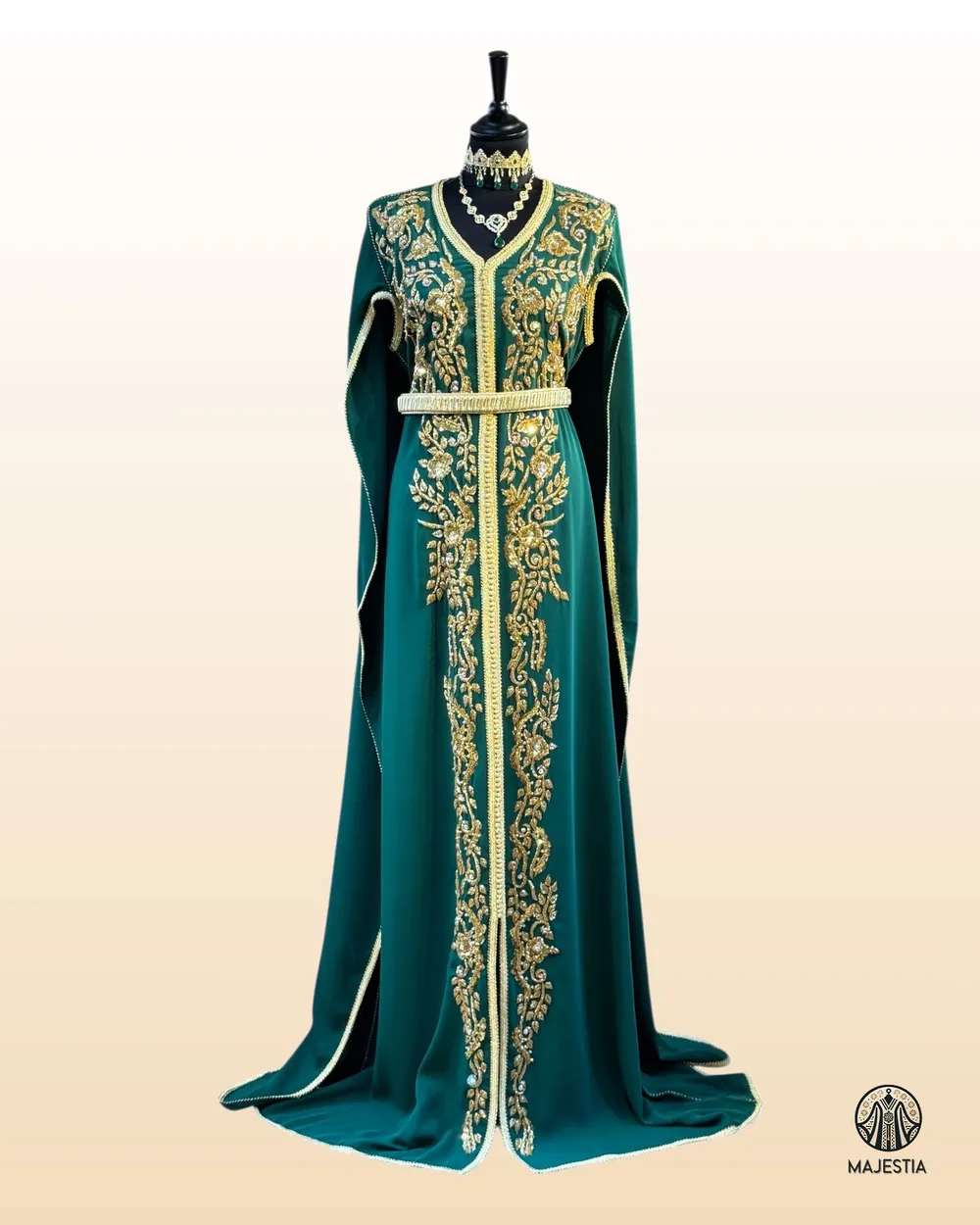 Caftan vert émeraude brodé d'or, vu de face
