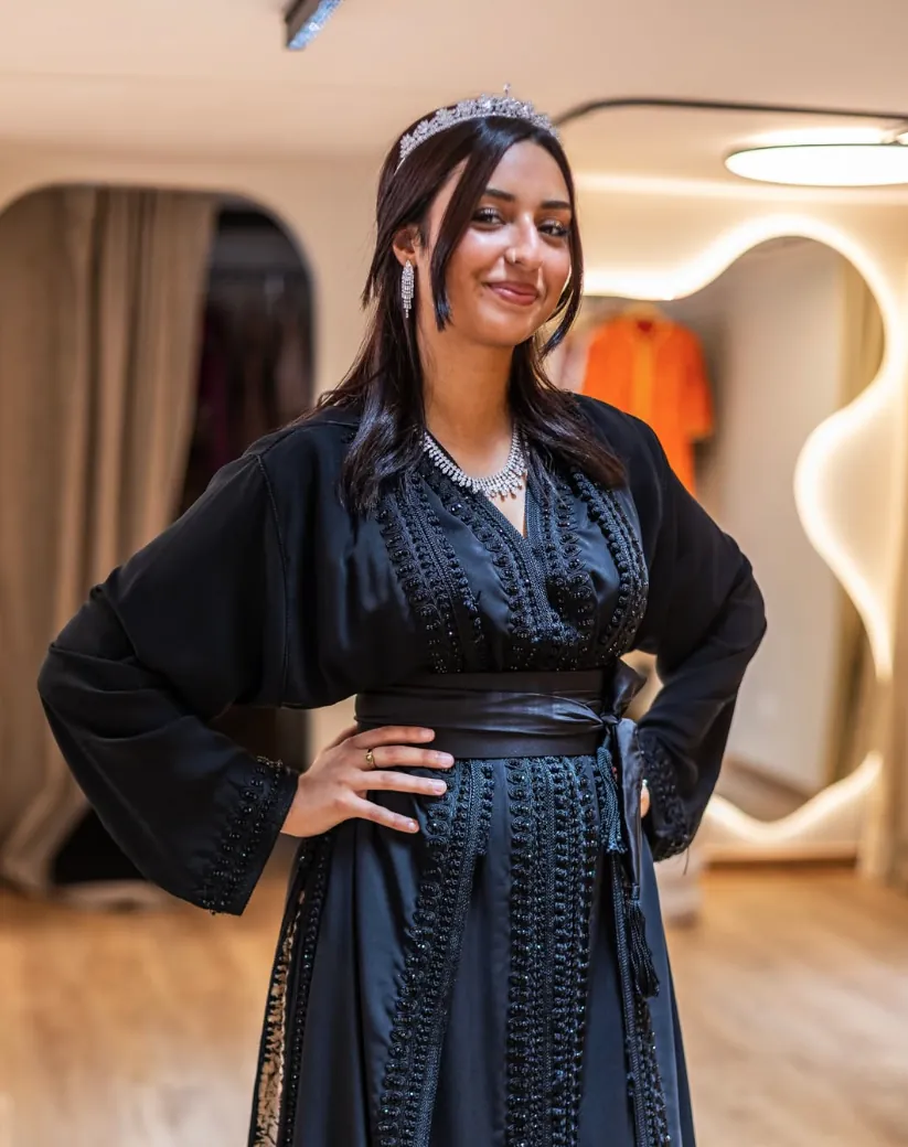 Caftan Noir Charbon du Sérail porté au showroom, location caftan Clichy dès 80 €