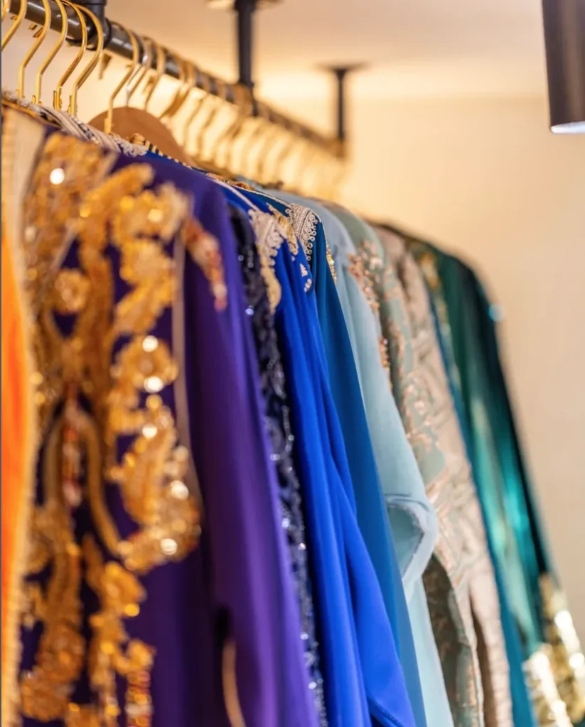 Caftans brodés d'or suspendus au showroom