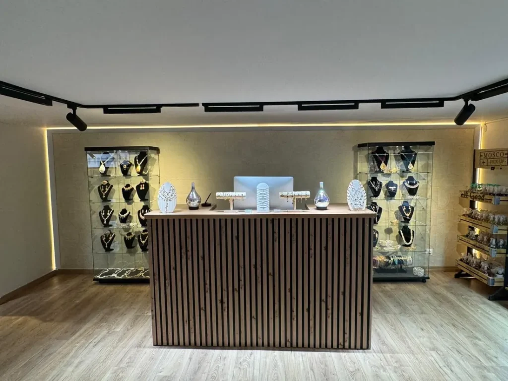 Comptoir et vitrines de bijoux du showroom