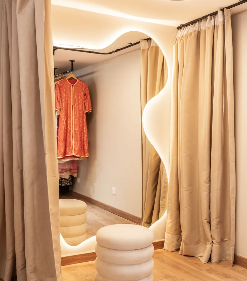 Cabine d'essayage avec miroir éclairé