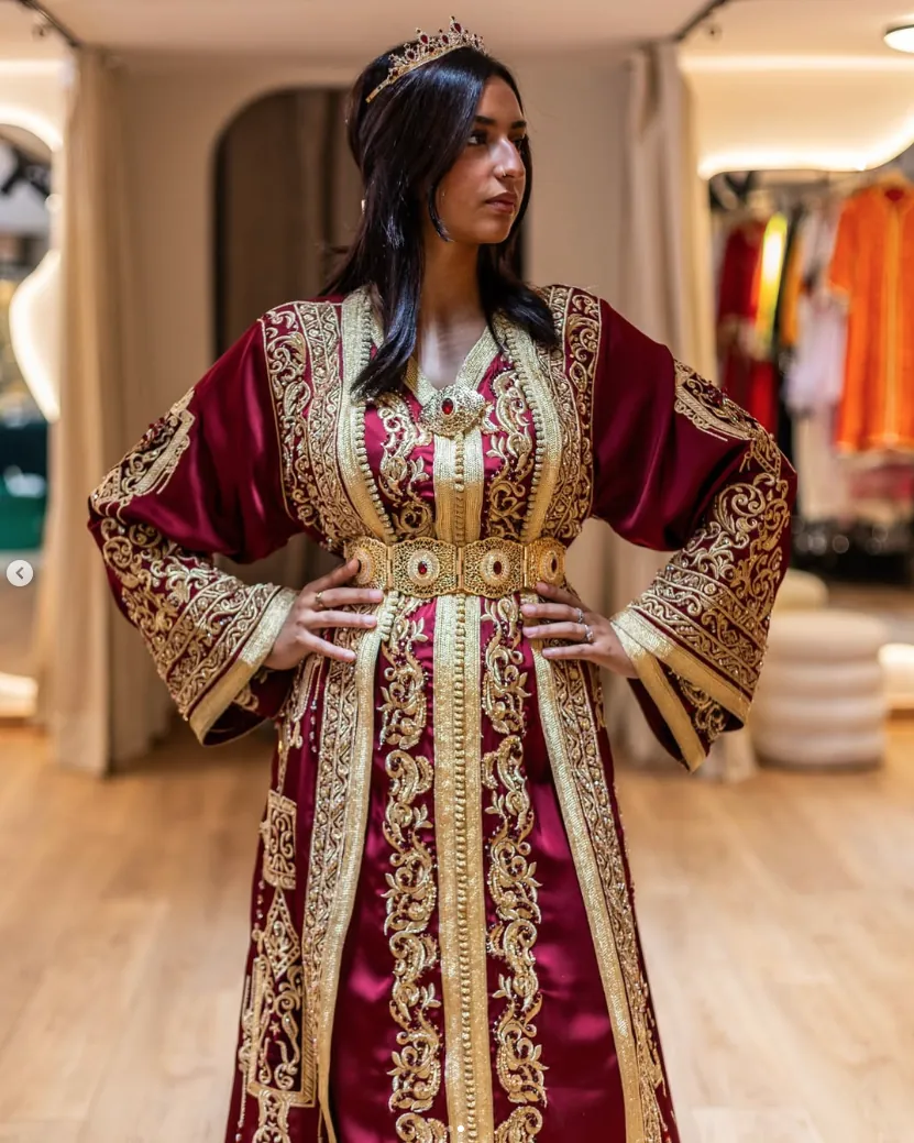 Takchita bordeaux brodée d'or, portée au showroom Majestia de Clichy