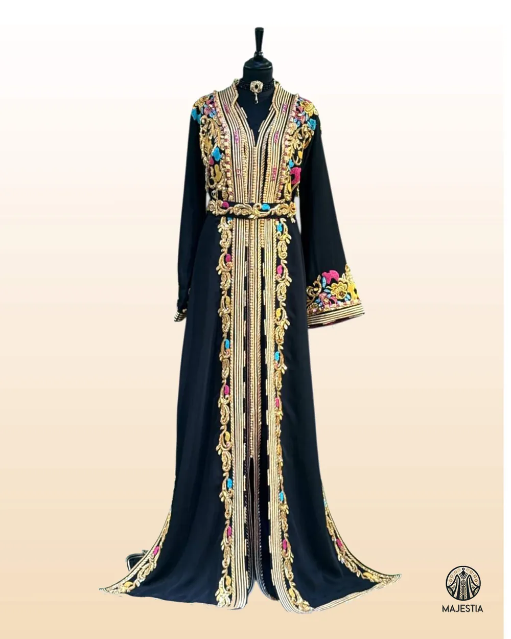 Takchita noire à broderies dorées et fleurs roses, vue de face