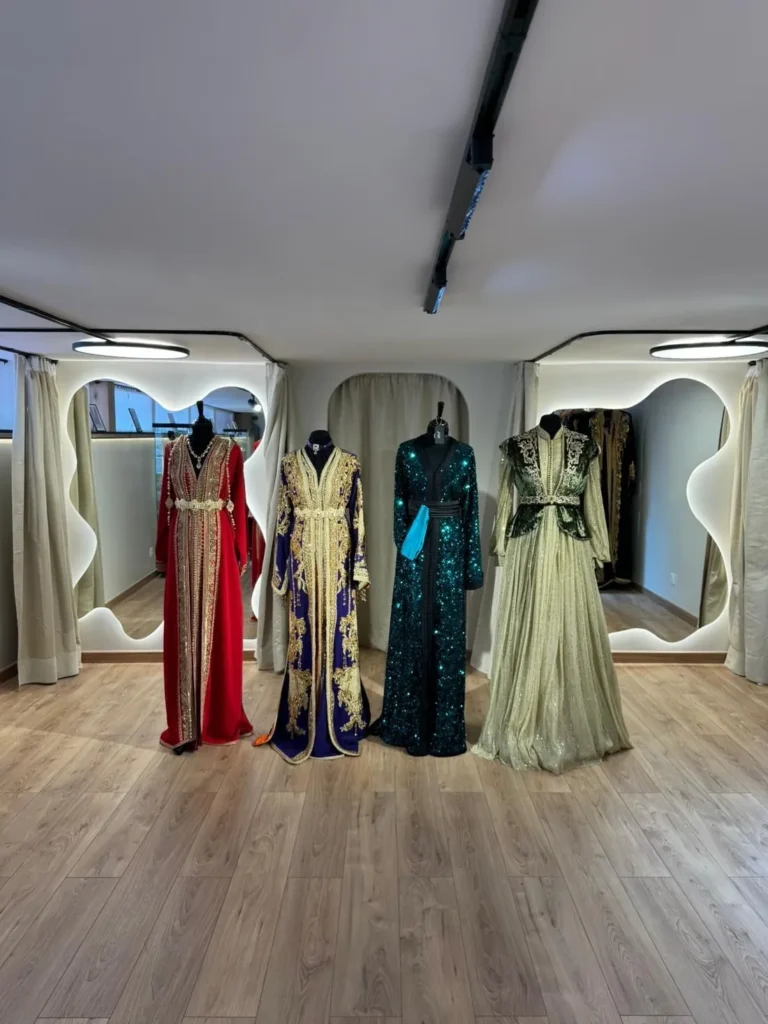 Tenues brodées présentées sur mannequins au showroom